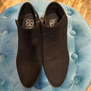 Size 9 Daisy Fuentes, Black Booties, suede